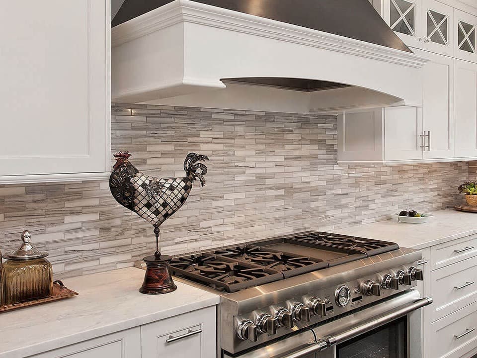 Kitchen backsplash with ceramic tiles